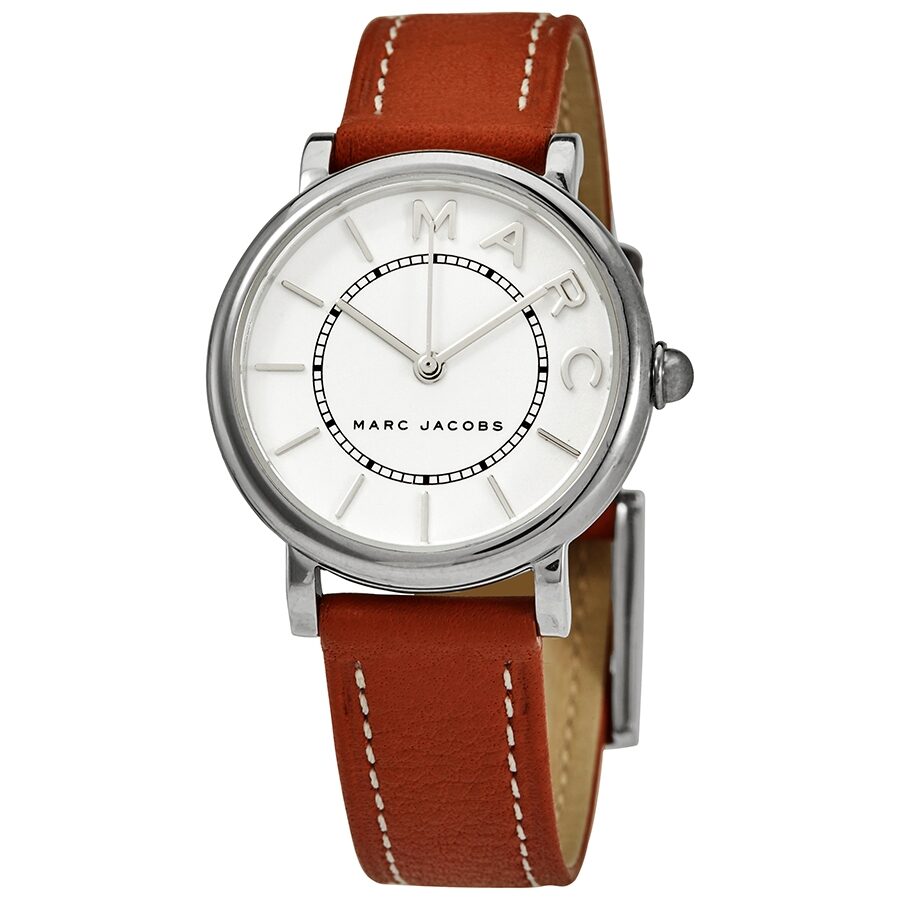 Marc Jacobs Roxy horloge MJ1572 met witte, bruine leren wijzerplaat en zilveren accenten. Hoofdafbeelding